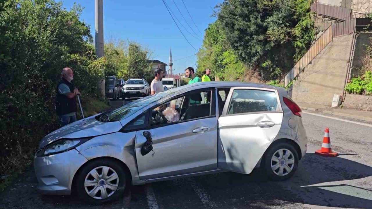 Zonguldak’ta kontrolden çıkan otomobil takla atarak durabildi. Kazada anne ve