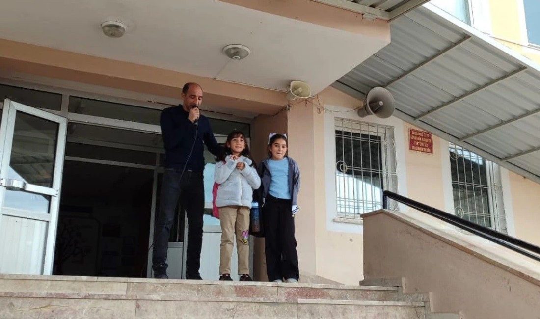 Erzincan’da bir ilkokulda yapılan sosyal deneyde, yere bırakılan çöpü fark