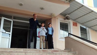 Erzincan’da bir ilkokulda yapılan sosyal deneyde, yere bırakılan çöpü fark