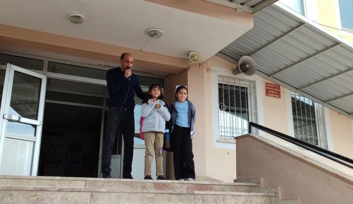 Erzincan’da bir ilkokulda yapılan sosyal deneyde, yere bırakılan çöpü fark