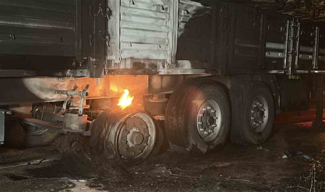 Kastamonu’da seyir halindeki tırın dorsesinin lastiklerinin tutuşması neticesinde çıkan yangın,