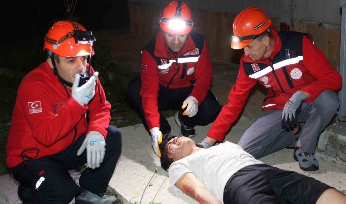 Düzce’de lise pansiyonunda yapılan tatbikat gerçeği aratmadı. Mahsur kalanlar itfaiye