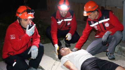 Düzce’de lise pansiyonunda yapılan tatbikat gerçeği aratmadı. Mahsur kalanlar itfaiye