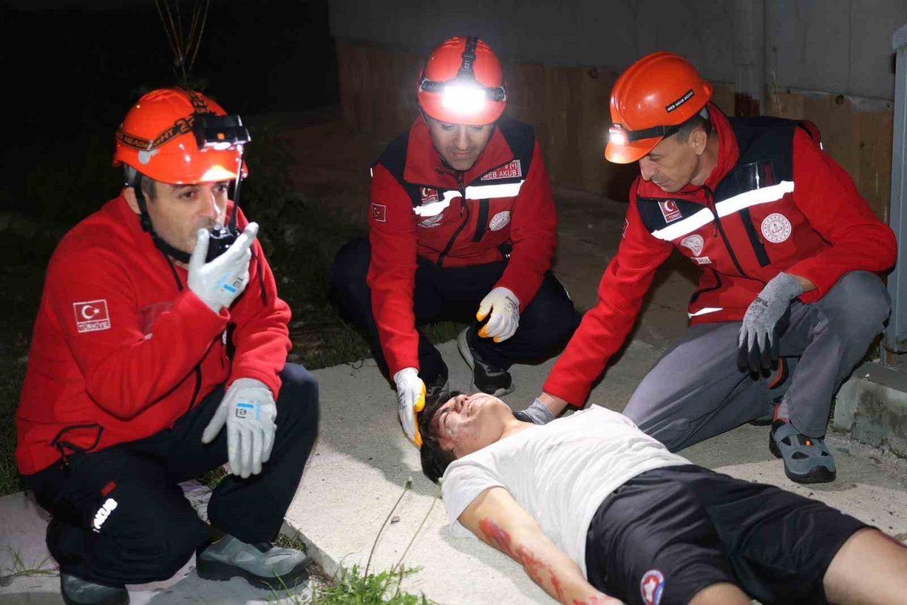 Düzce’de lise pansiyonunda yapılan tatbikat gerçeği aratmadı. Mahsur kalanlar itfaiye