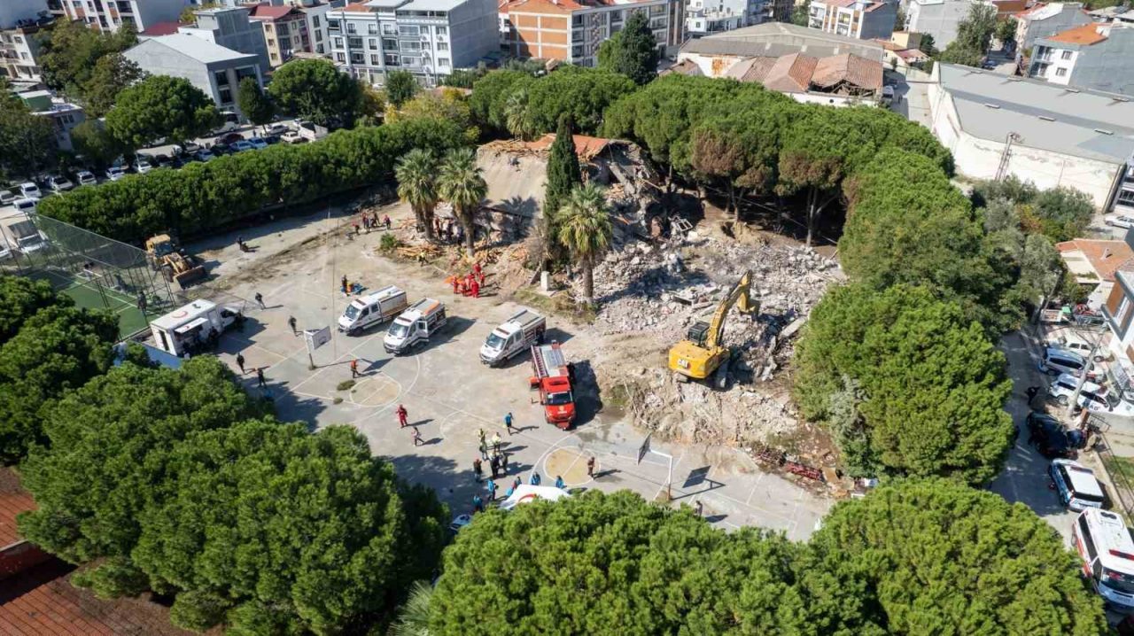 Manisa’nın Yunusemre ilçesinde, 6.6 büyüklüğündeki deprem tatbikatı gerçeği aratmadı. Senaryo