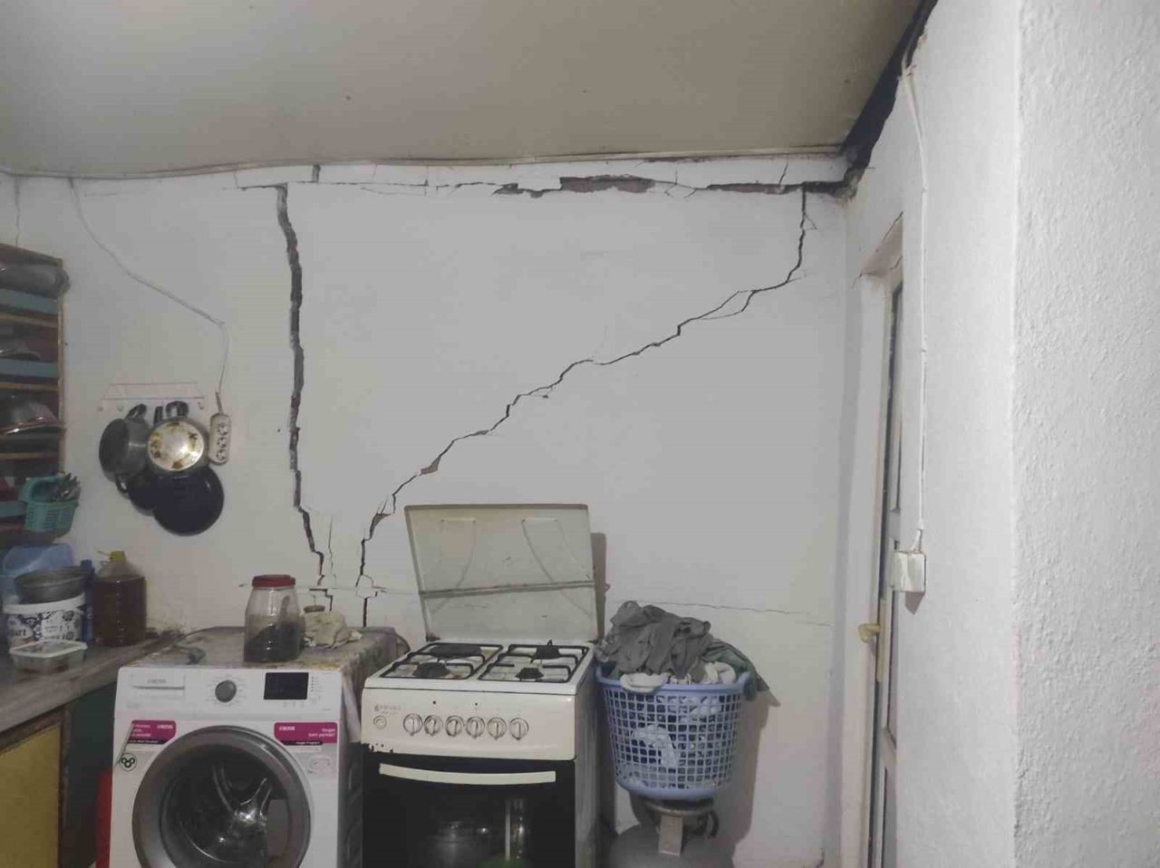 Balıkesir’in Sındırgı ilçesindeki 6.1 büyüklüğündeki deprem, Manisa’da da şiddetli şekilde