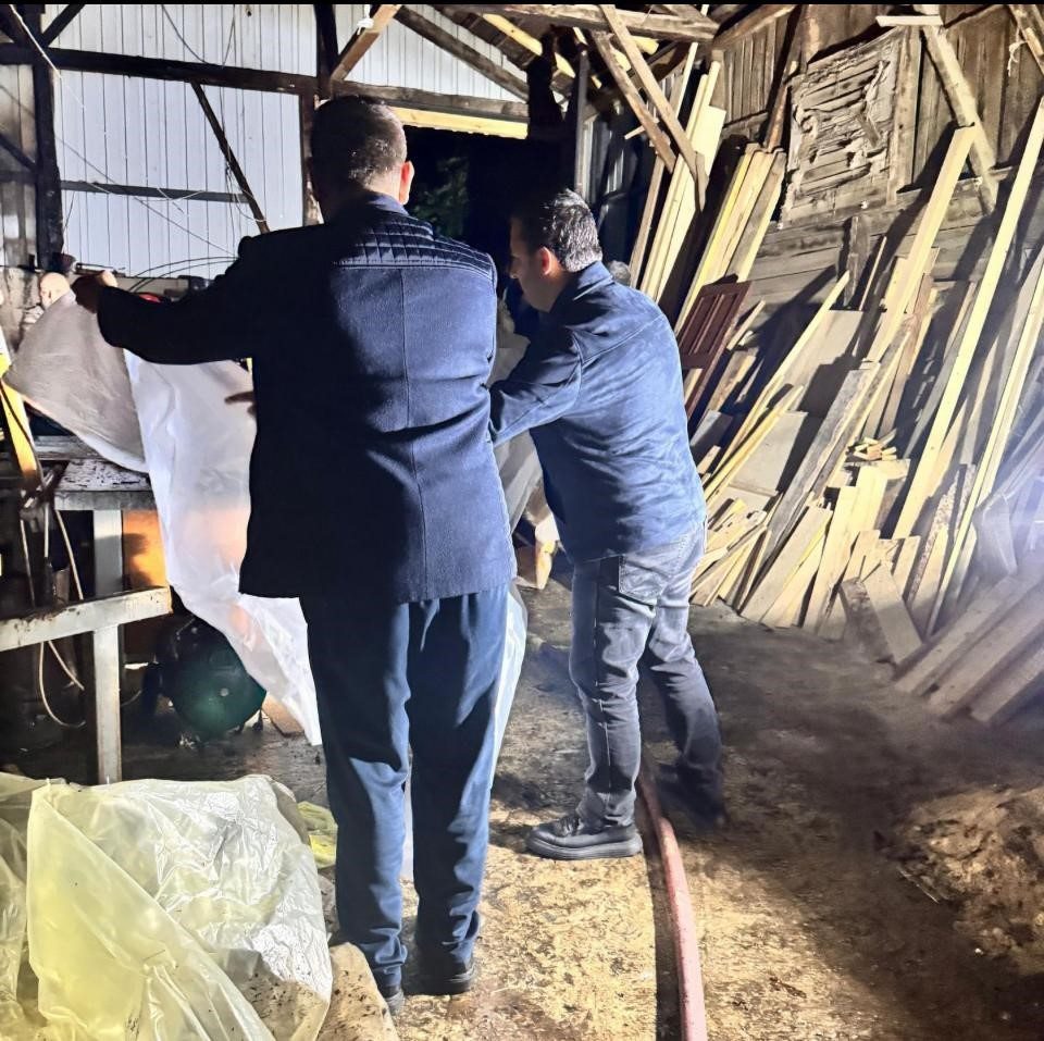 Sakarya’nın Geyve ilçesinde gece saatlerinde marangoz atölyesinde çıkan yangın itfaiye