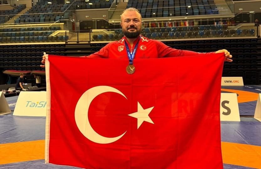Erzincanlı milli güreşçi Serhat Sarıçiçek, 2025 Veteranlar Dünya Güreş Şampiyonası’nda