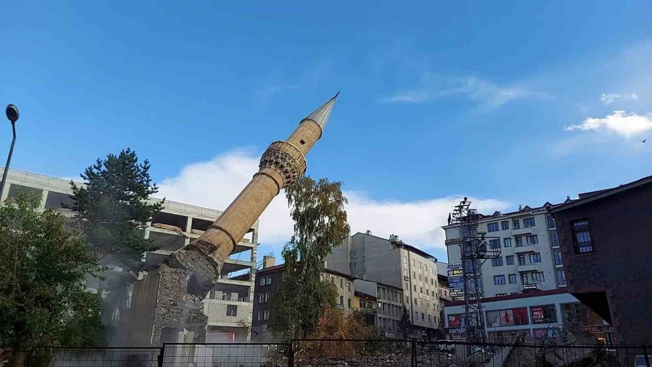Erzurum’da yerine yenisi yapılacak olan Yukarı Mumcu Cami’nin yıkımında minarenin