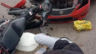 Sakarya’nın Adapazarı ilçesinde motosiklet ile otomobilin kafa kafaya çarpışması neticesinde