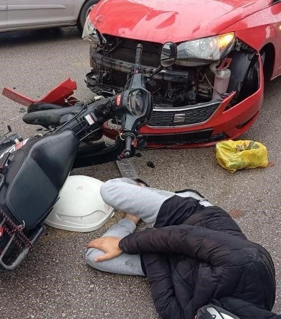 Sakarya’nın Adapazarı ilçesinde motosiklet ile otomobilin kafa kafaya çarpışması neticesinde