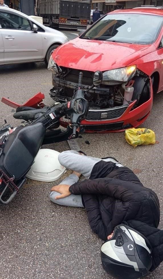 Sakarya’nın Adapazarı ilçesinde motosiklet ile otomobilin kafa kafaya çarpışması neticesinde