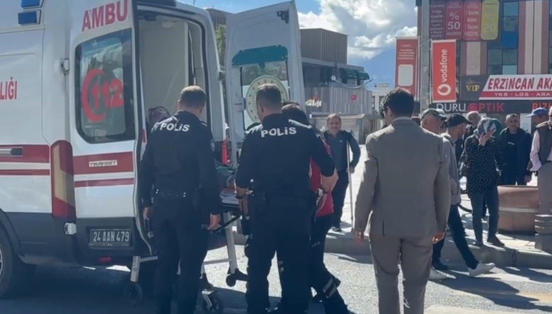 Erzincan’da motosikletin çarptığı yaya yaralandı. Yaralı ambulansla Mengücek Gazi Eğitim