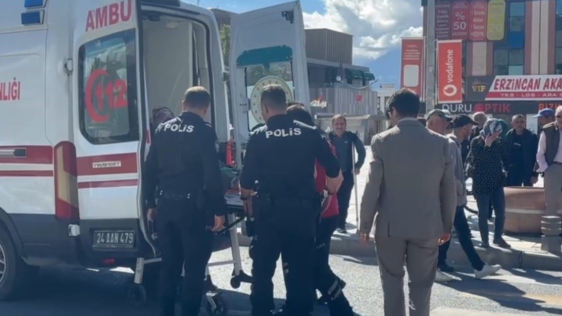 Erzincan’da motosikletin çarptığı yaya yaralandı. Yaralı ambulansla Mengücek Gazi Eğitim