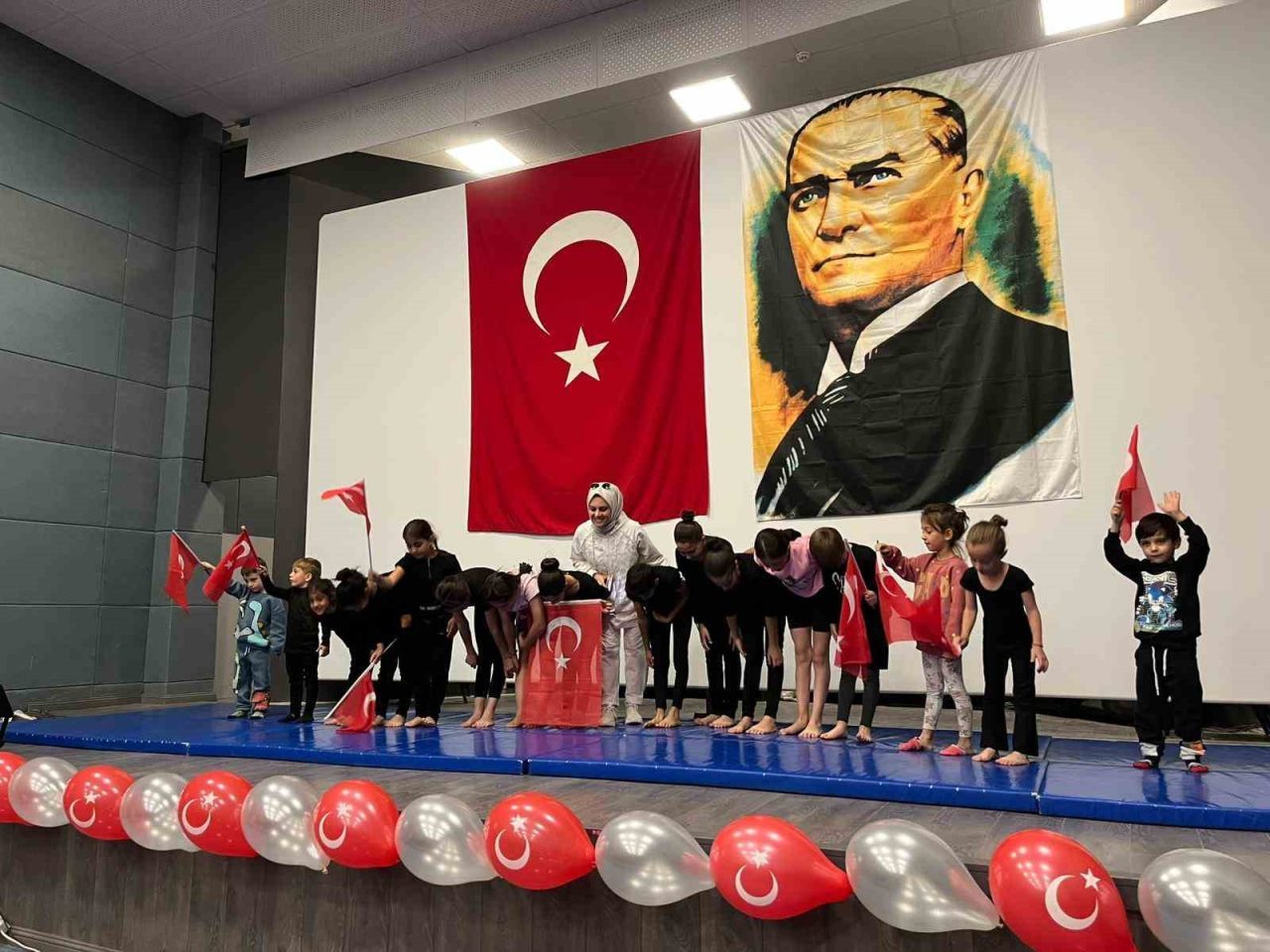 Erzurum’un Narman ilçesinde gençler, ’sonbahara merhaba’ etkinliği düzenledi. Spor ve