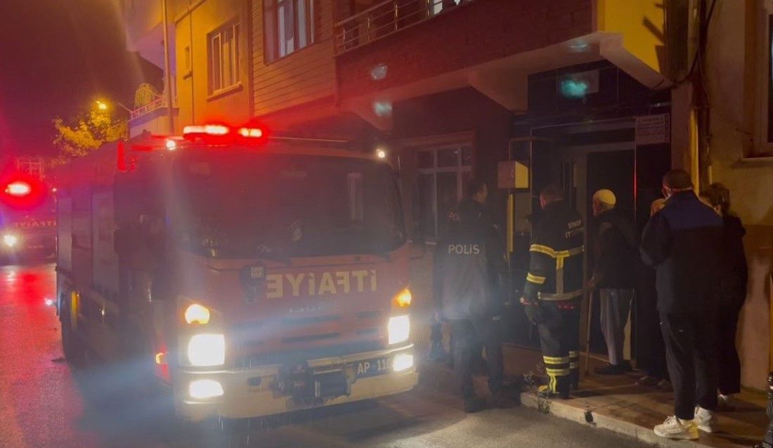 Sinop’ta ocakta unutulan yemek nedeniyle bir evin mutfağında yangın çıktı.