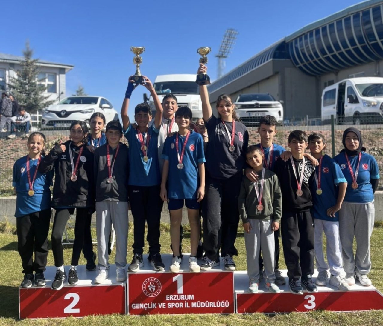 Okul sporları kapsamında Erzurum’da düzenlenen yarışmalarda Aşkale, birçok branşta elde