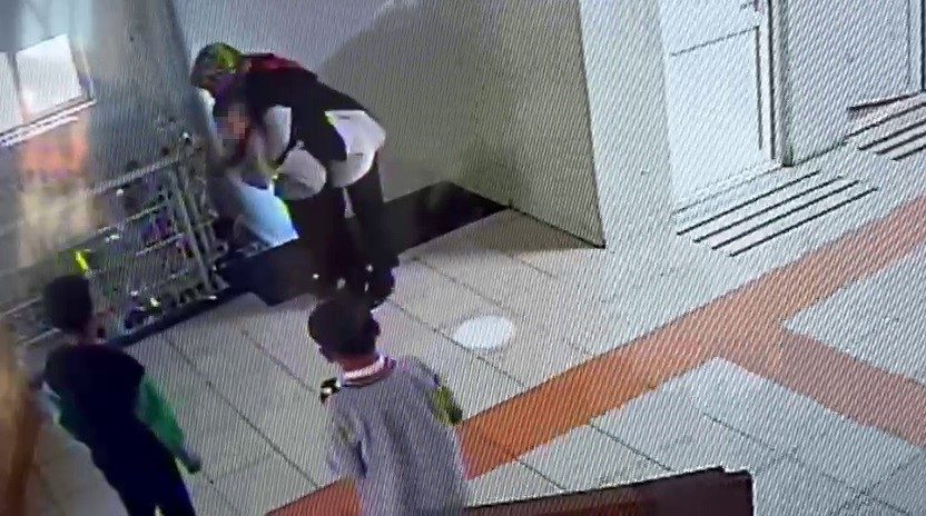 Erzurum’da bir okulda öğretmen, uyguladığı Heimlich manevrası ile nefes borusuna