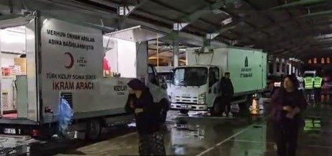 Balıkesir’in Sındırgı ilçesinde 6.1 büyüklüğündeki depremin ardından başlayan sağanak yağış