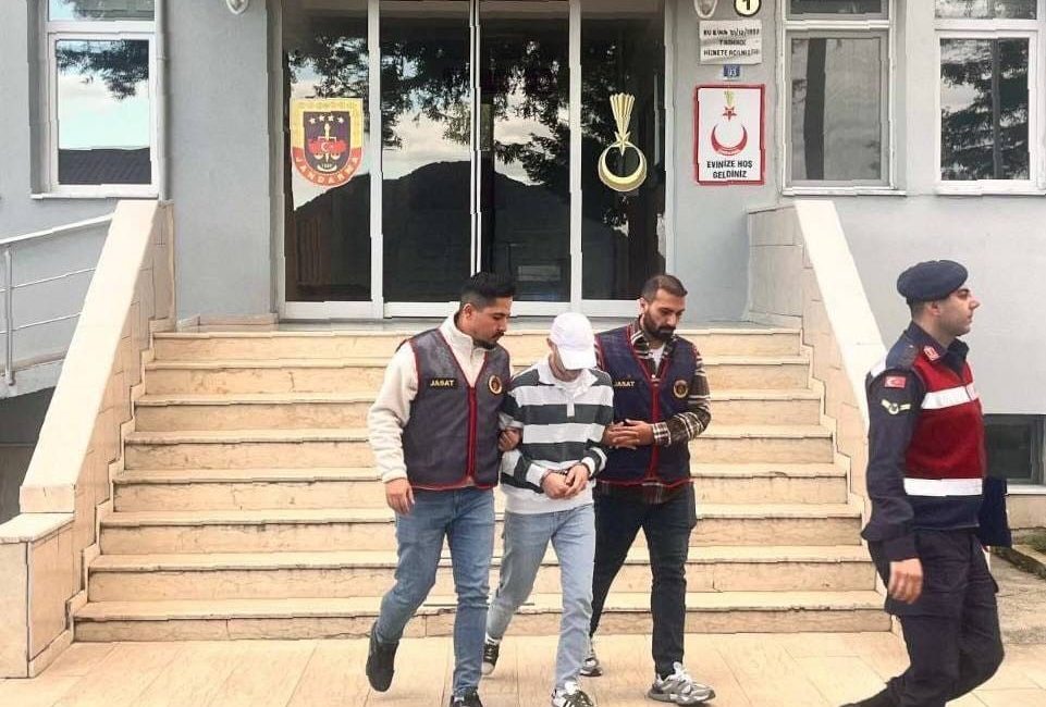 Ordu’da bir evden fındık çalan ve jandarma ekipleri tarafından yakalanan