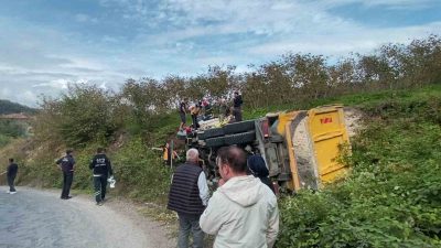 Ordu’nun Ünye ilçesinde meydana gelen kazada devrilen kil yüklü kamyondaki