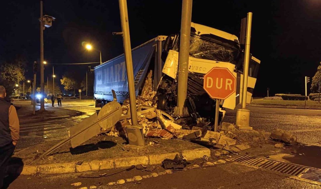 Ordu’nun Fatsa ilçesinde, süt yüklü tır ile otomobilin çarpışması sonucu