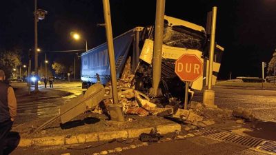 Ordu’nun Fatsa ilçesinde, süt yüklü tır ile otomobilin çarpışması sonucu