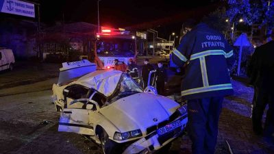 Ordu’nun Ünye ilçesinde kontrolden çıkarak ağaca ve park halindeki kamyona