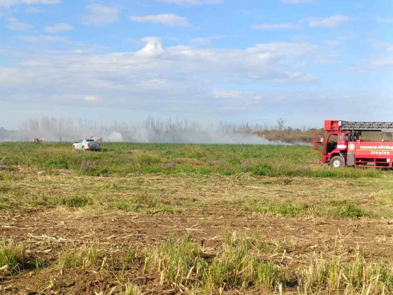 Sakarya’nın Kaynarca ilçesinde otluk alanda çıkan yangın, itfaiye ekiplerin müdahalesiyle