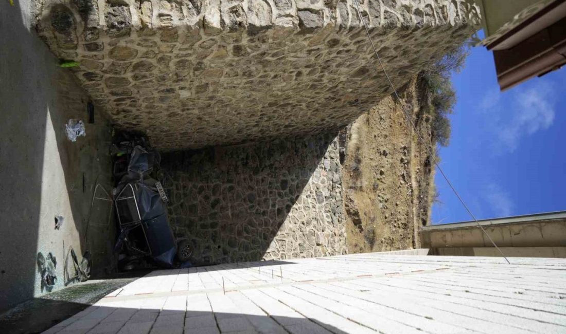 Gümüşhane’de sürücüsünün direksiyon hâkimiyetini kaybettiği otomobil 15 metrelik uçurumdan yuvarlanarak