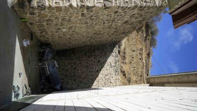 Gümüşhane’de sürücüsünün direksiyon hâkimiyetini kaybettiği otomobil 15 metrelik uçurumdan yuvarlanarak