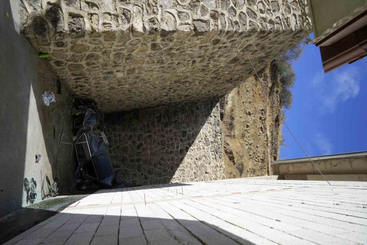 Gümüşhane’de sürücüsünün direksiyon hâkimiyetini kaybettiği otomobil 15 metrelik uçurumdan yuvarlanarak