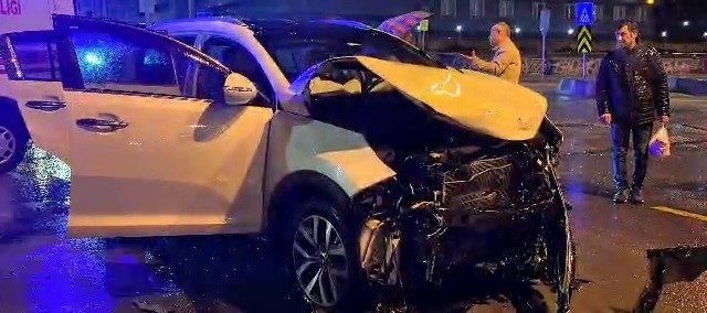 Erzurum’un Palandöken ilçesinde otomobil ile halk otobüsünün çarpıştığı kazada bir