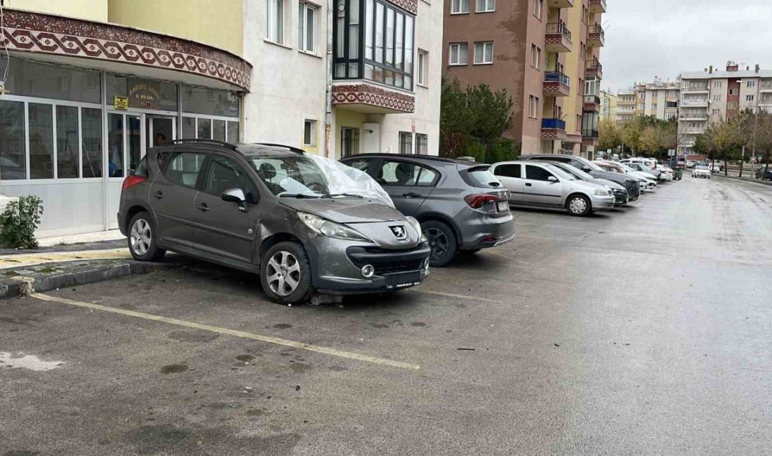 Sivas’ta sürücüsünün direksiyon hakimiyetini kaybettiği otomobil, park halindeki 5 araca