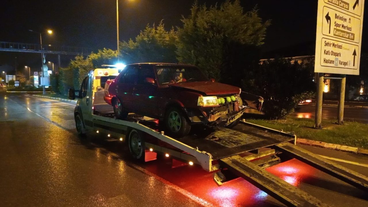 Zonguldak’ın Çaycuma ilçesinde kontrolden çıkan otomobil köprünün korkuluklarına çarptı. Kaza