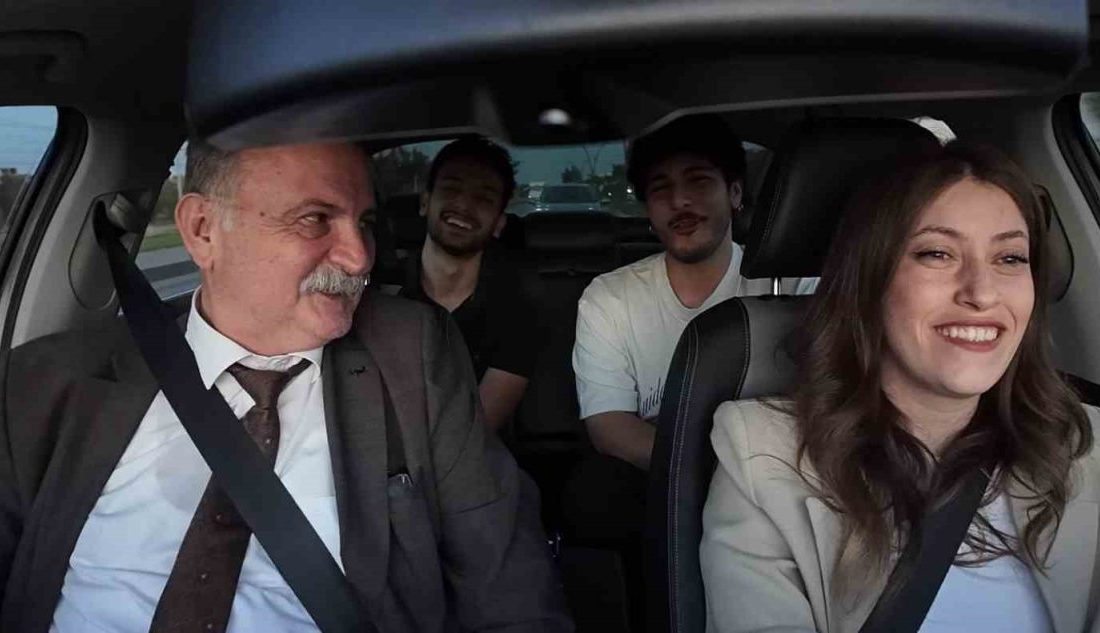 Yunusemre Belediye Başkanı Semih Balaban, otostop çeken üniversite öğrencilerini evlerine