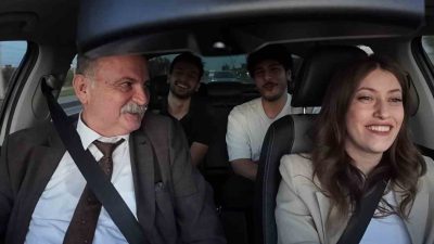 Yunusemre Belediye Başkanı Semih Balaban, otostop çeken üniversite öğrencilerini evlerine