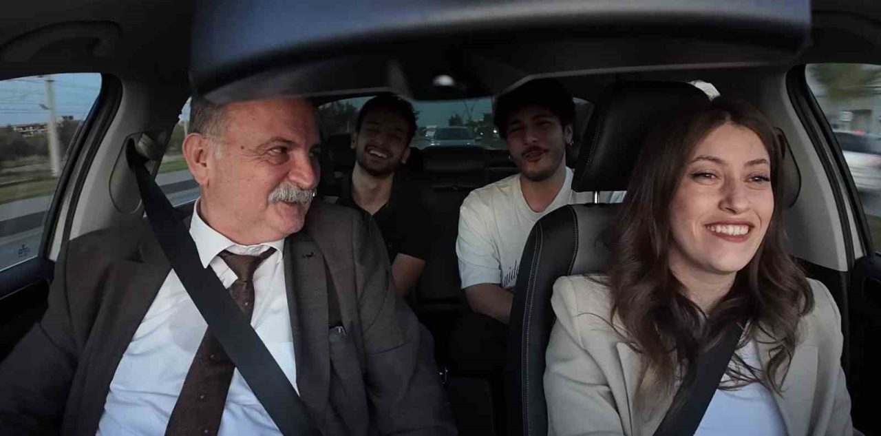 Yunusemre Belediye Başkanı Semih Balaban, otostop çeken üniversite öğrencilerini evlerine