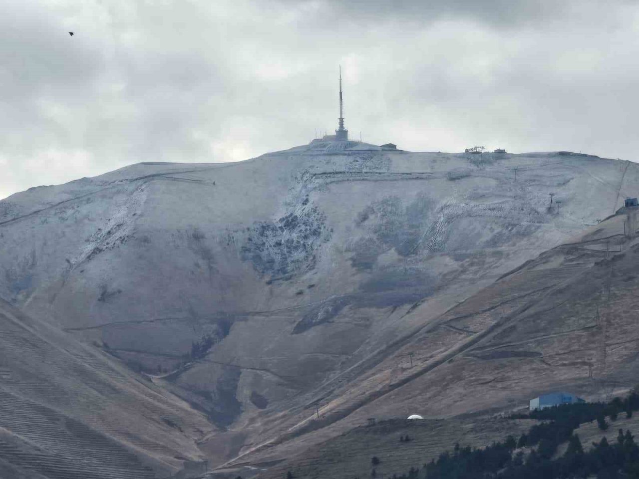 Erzurum’da sıcaklıklar eksi seviyelere düştü. Palandöken’in zirvesi bir kez daha