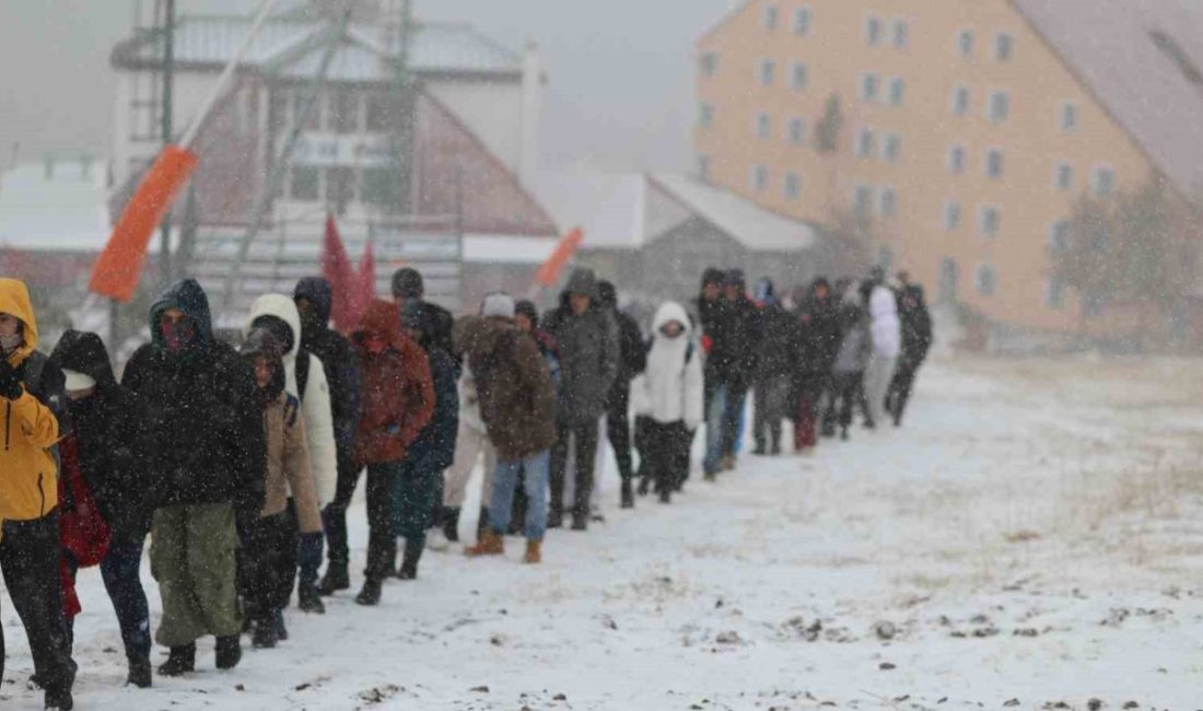 Atatürk Üniversitesi öğrencileri, 3 bin 176 metre yüksekliğindeki Palandöken Dağı’nın