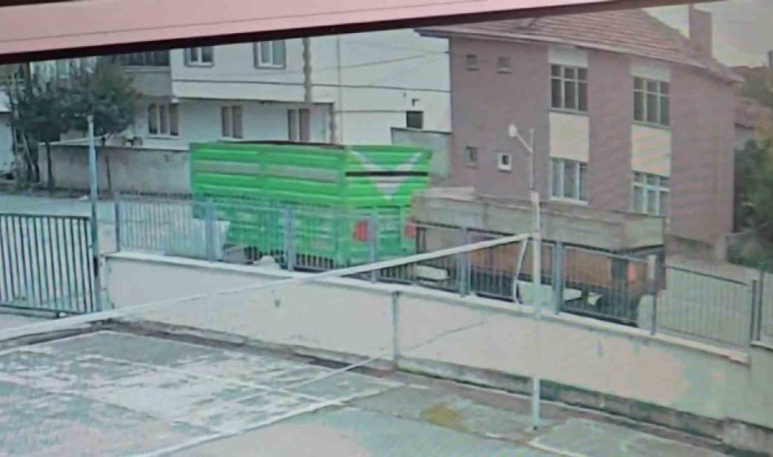 Amasya’da sokağa park edilen iki traktör römorku bir anda hareketlenip