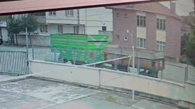 Amasya’da sokağa park edilen iki traktör römorku bir anda hareketlenip