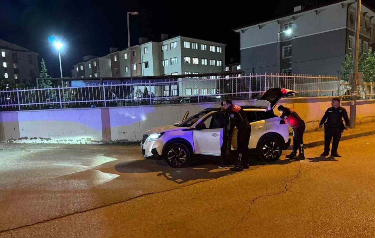 Erzincan’da kız yurtları önünde polis ekiplerince sıkı denetimler gerçekleştiriliyor. İl