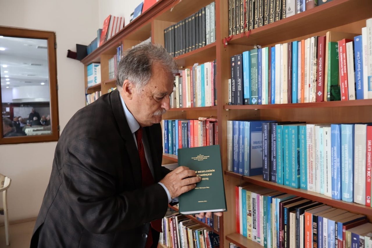 Erzurum Öğretmenevi bünyesindeki lokal bölümünde, Prof. Dr. Erol Kürkçüoğlu’nun katkılarıyla