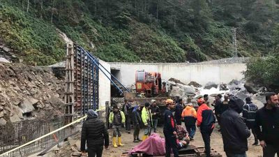 Rize’nin Çamlıhemşin ilçesinde dere ıslahı çalışmalarında kalıbın aniden çökmesi sonucu