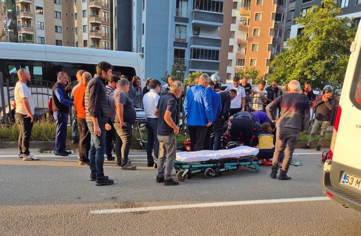 Rize’de bir vaka dönüşü ambulanstan inerek yolun karşısına geçmek isteyen