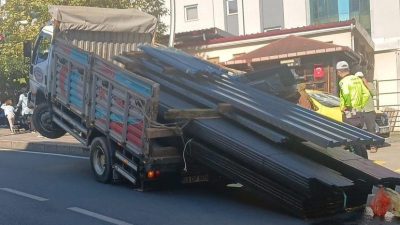 Rize’de seyir halindeki kamyonun kasasındaki yükler geriye doğru kayınca kamyonun