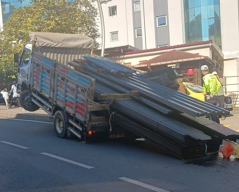 Rize’de seyir halindeki kamyonun kasasındaki yükler geriye doğru kayınca kamyonun