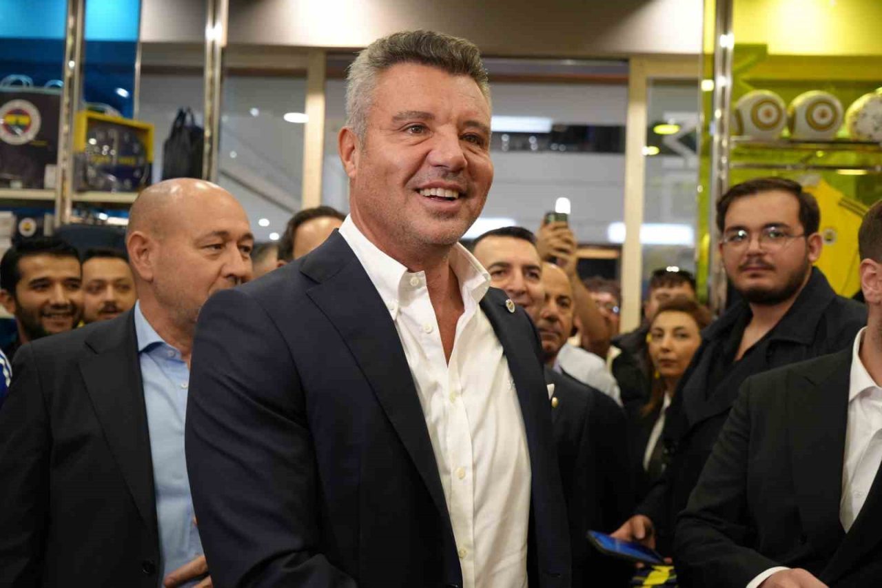 Fenerbahçe Başkanı Sadettin Saran, Gaziantep’te Fenerium mağazası ziyareti sırasında bir