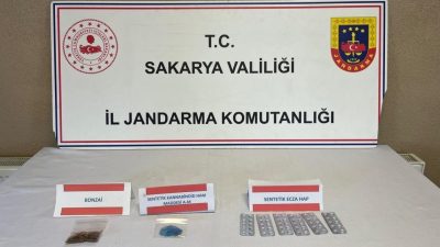 Sakarya’nın Serdivan ilçesinde jandarma ekiplerince gerçekleştirilen uyuşturucu ve kaçakçılık operasyonunda